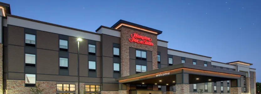 Hampton by Hilton - Milwaukee West Receives Wall of Fame Award